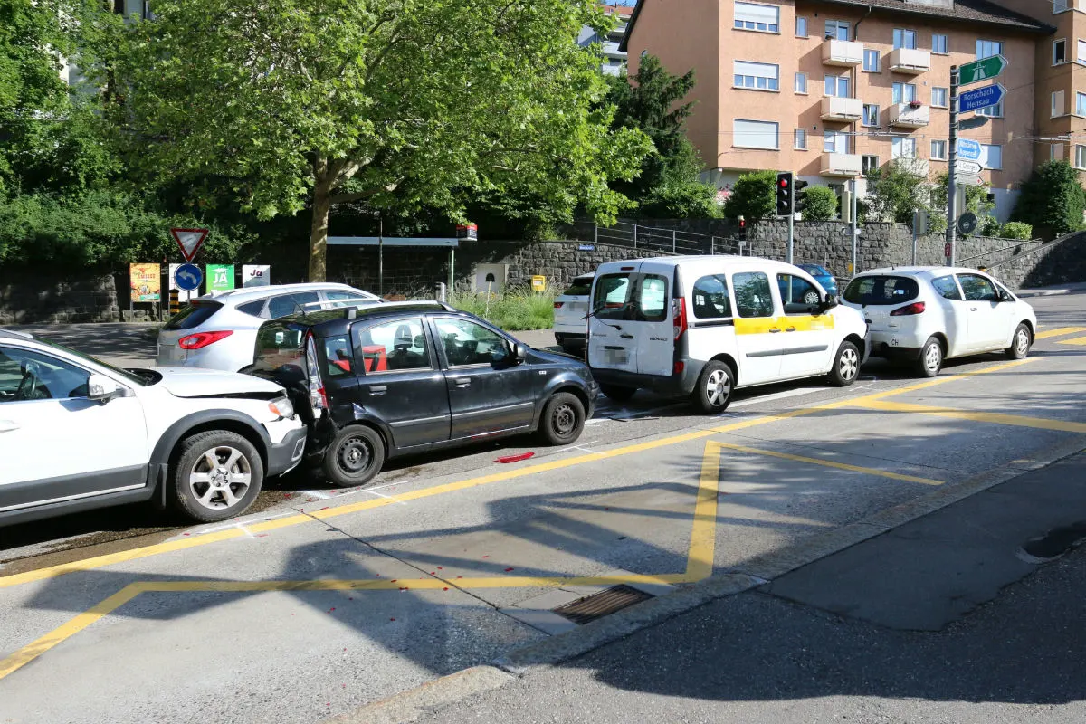 St.Gallen SG - Auffahrkollision mit vier Autos