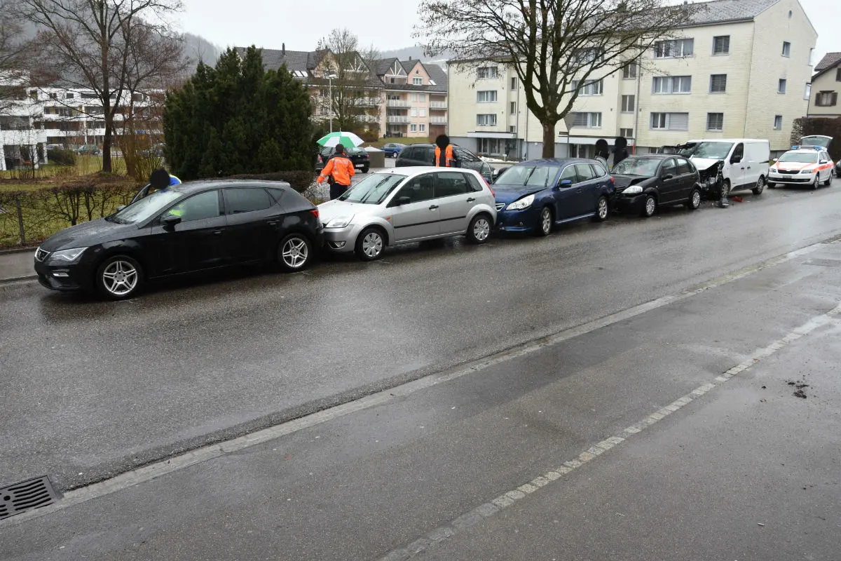 Bütschwil SG - Fünf Fahrzeuge in Auffahrunfall verwickelt