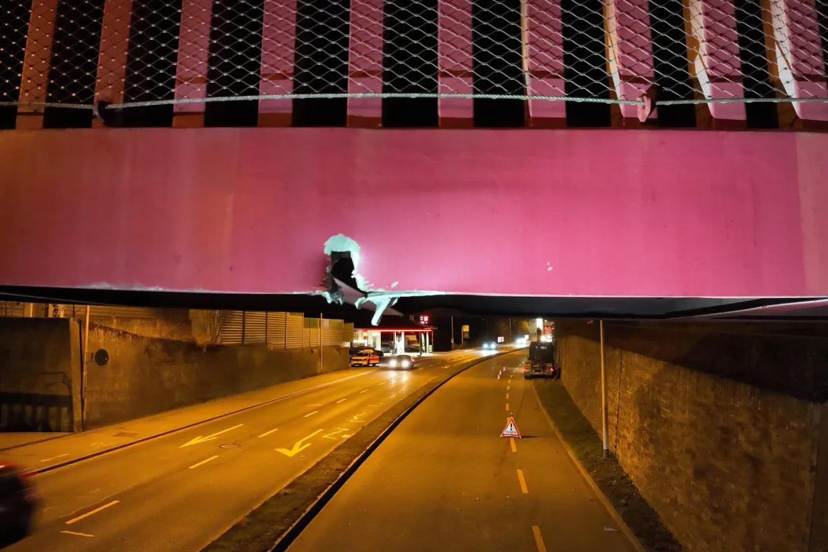 Schwerer Unfall St.Gallen – Muldenkipper kracht in Brücke 