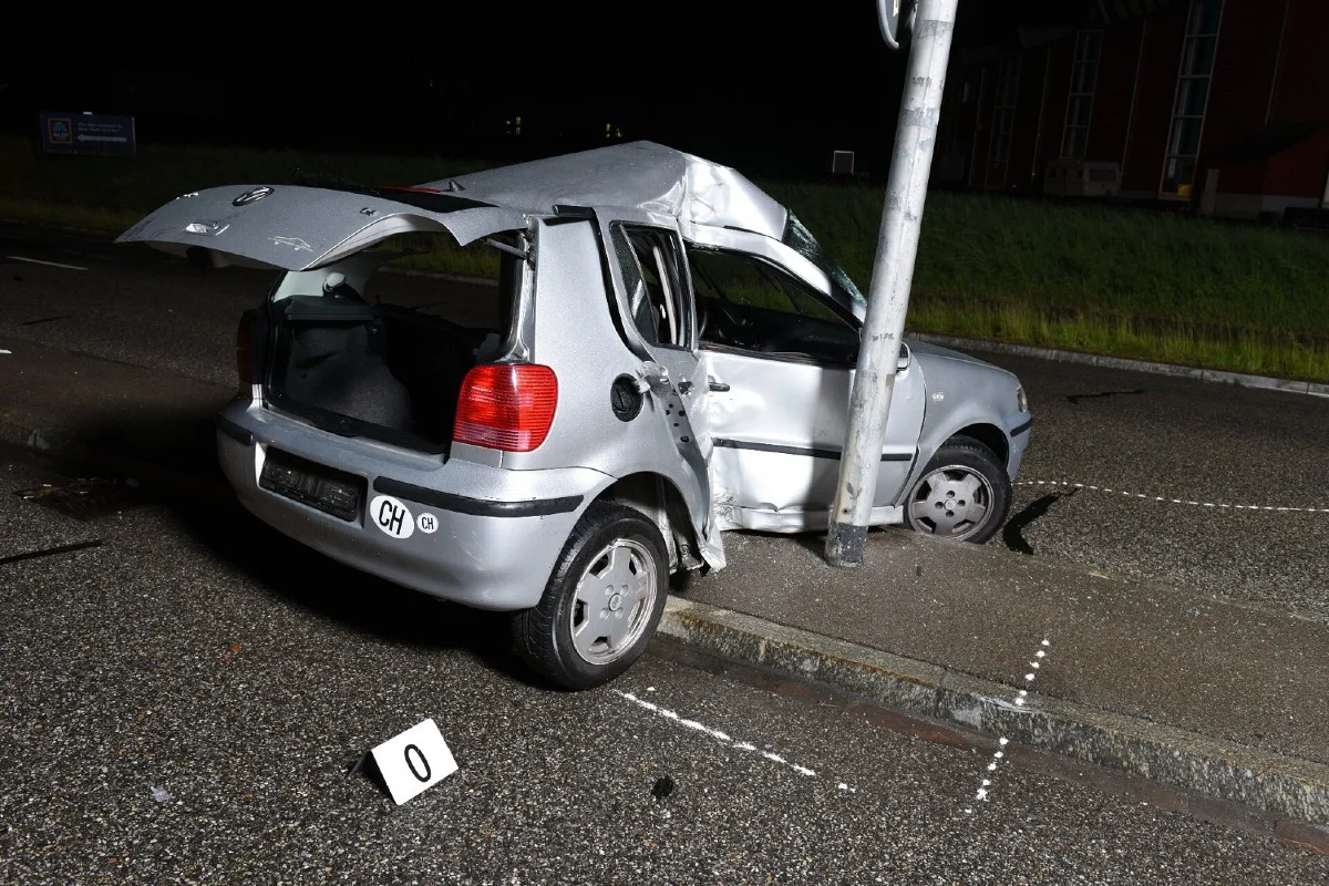 Dielsdorf ZH -  20-Jähriger bei Selbstunfall schwerverletzt