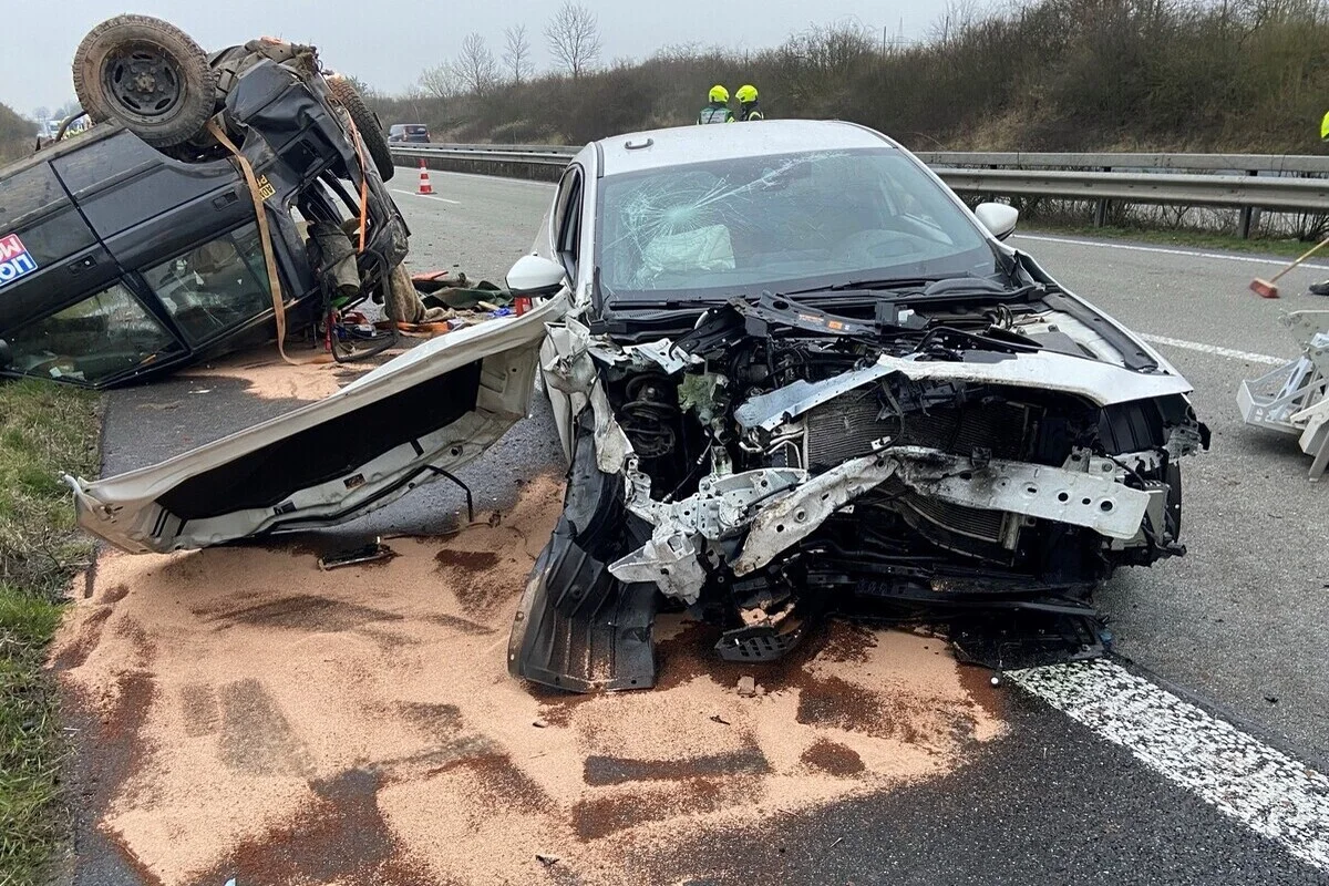 Börrstadt/A 63 RP - Land Rover überschlägt sich bei Unfall 