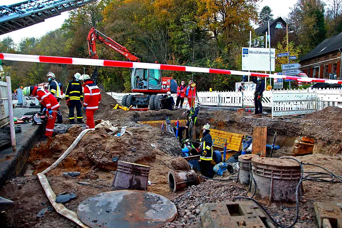 Tragischer Arbeitsunfall in Essen - Arbeiter in vier Meter tiefer Baugrube durch Gasflasche verletzt