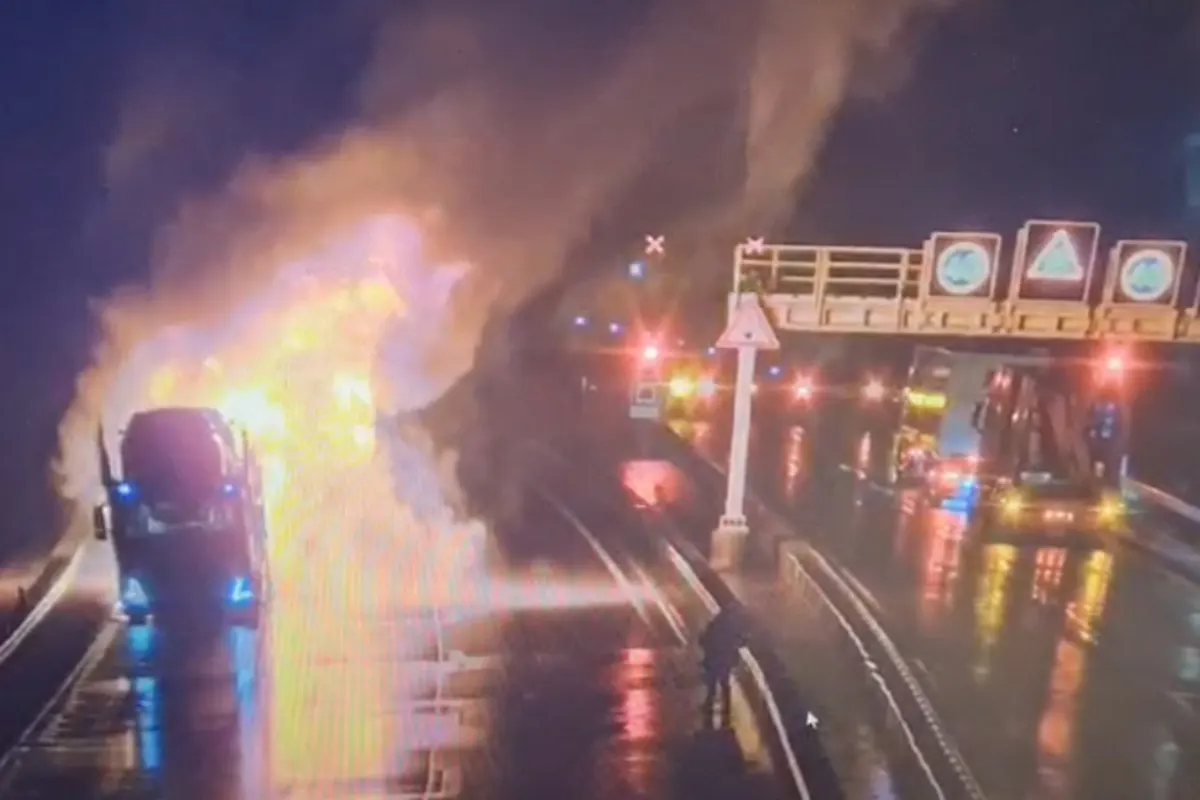Oberhof/Tunnel Rennsteig TH - Lkw mit neun geladenen Fahrzeugen in Vollbrand geraten