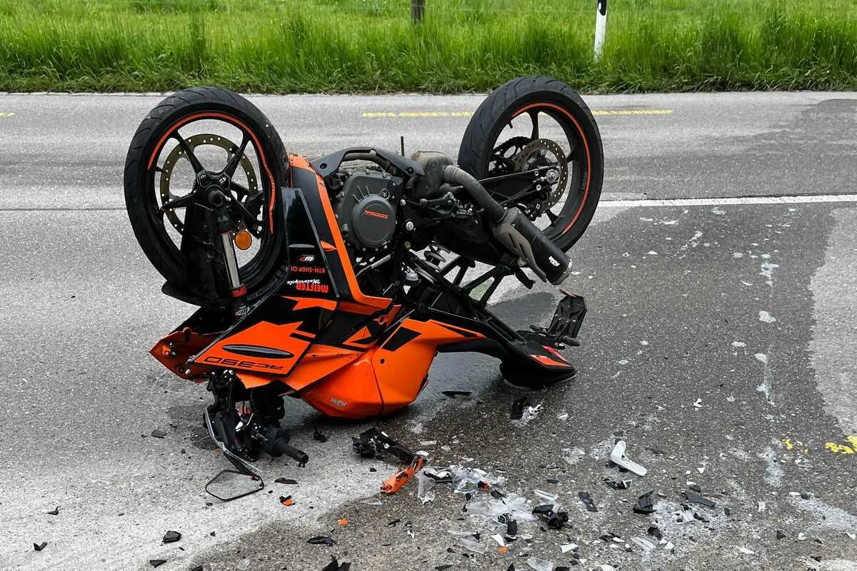 Büsserach SO - Motorradfahrer kollidiert frontal mit Auto