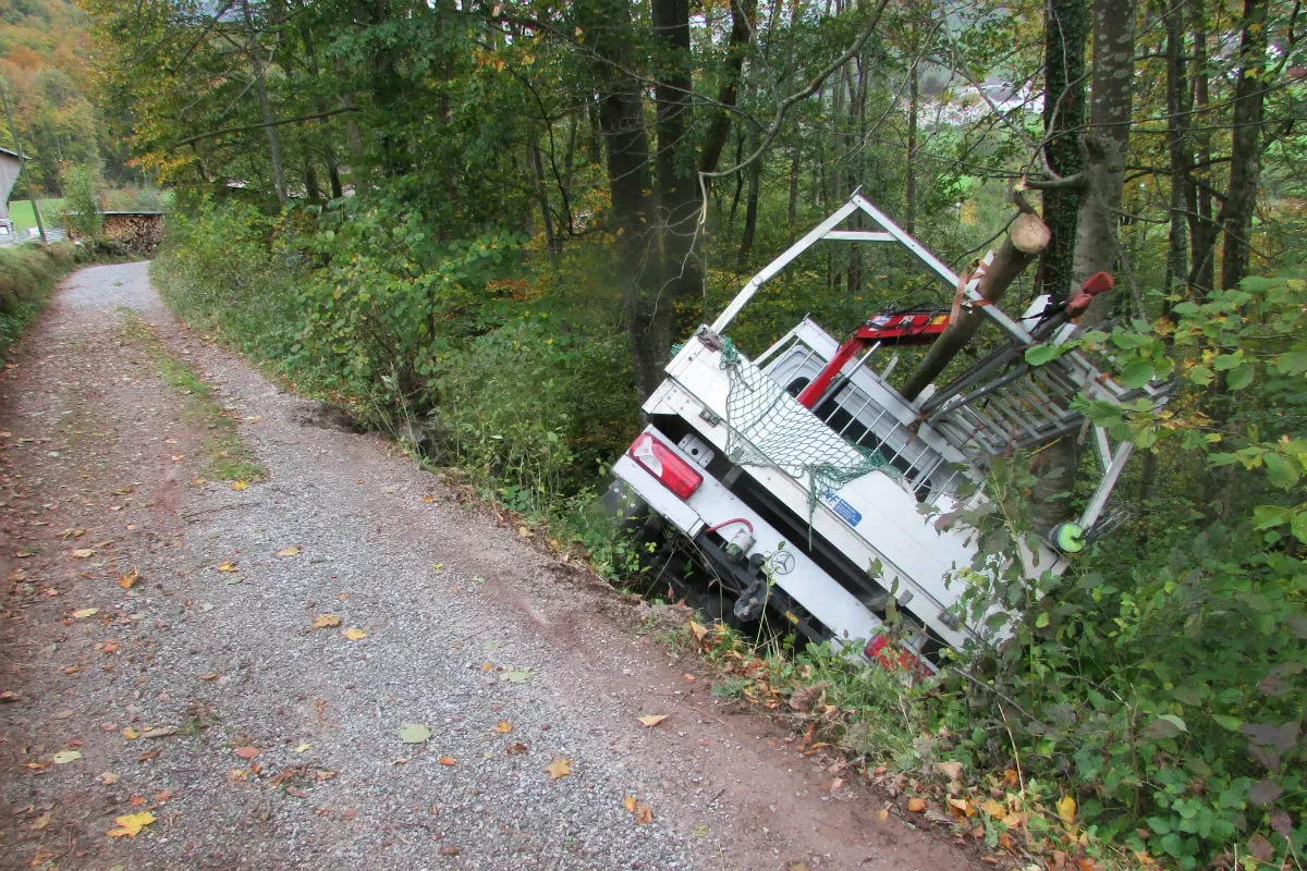 Unfall Mitlödi GL - Lieferwagen rutscht aus