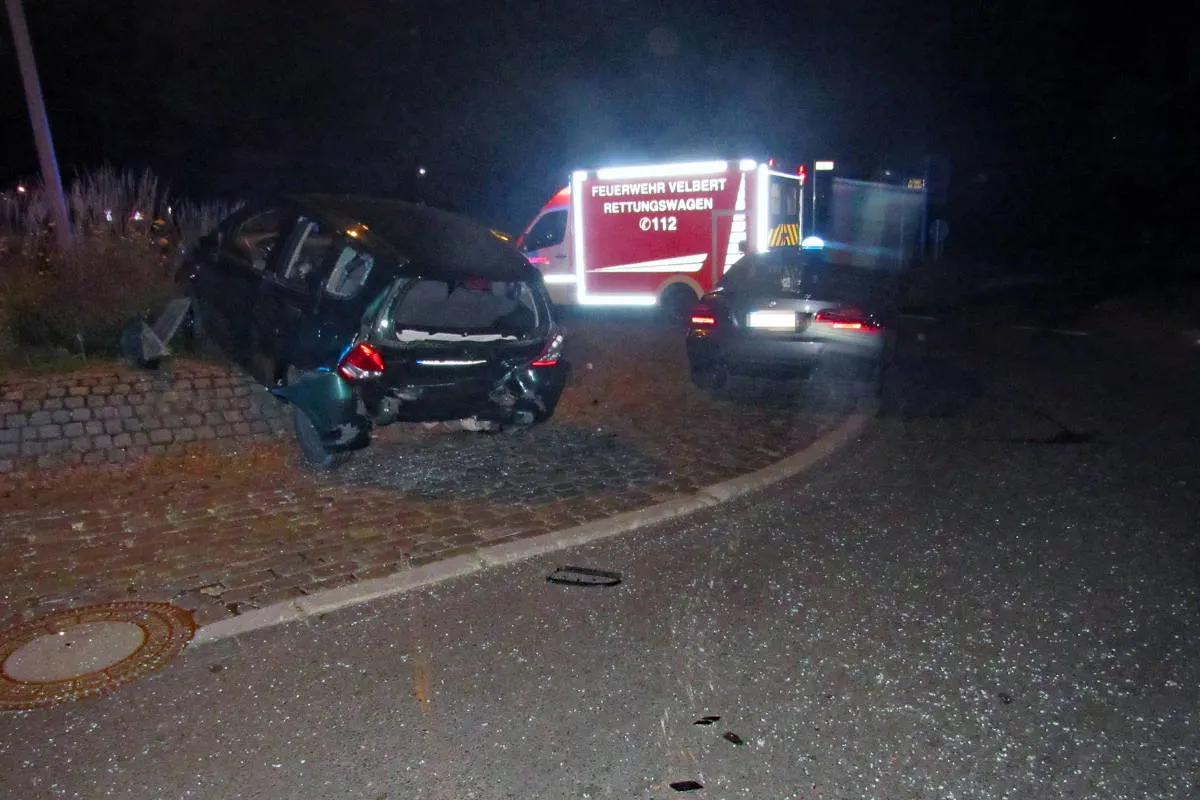 Velbert – 28-Jähriger nach Zusammenstoß im Kreisverkehr verletzt