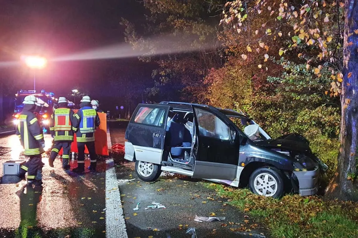 Schwierige Rettung des Fahrers in Werne - Auto fährt gegen Baum