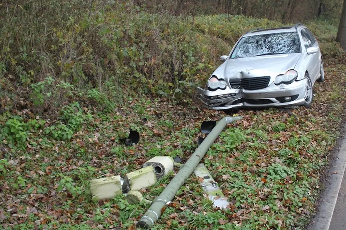Unfall Hamm-Westtünnen - Spritztour endet vor einem Ampelmast