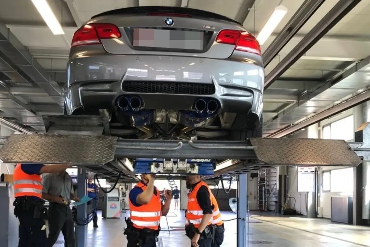 Poser-Kontrollen im Kanton St.Gallen - 240 Personen angezeigt – 165 Fahrzeuge technisch verändert – 24 Fahrzeuge stillgelegt!