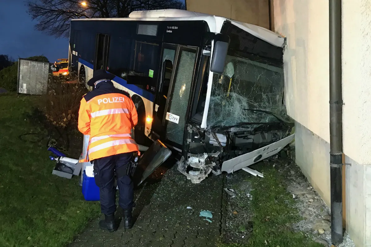 Adlikon ZH - Linienbus in Hausfassade geprallt