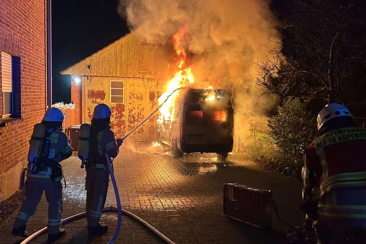 Asperden – Reisemobil brennt neben Scheune vollständig aus