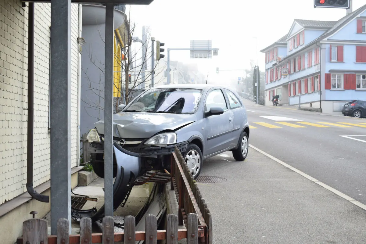 Herisau AR - Autofahrerin kollidiert mit Zaun