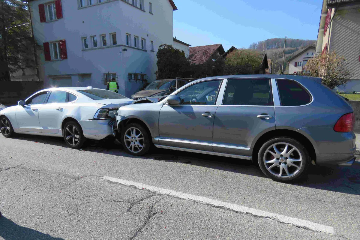 Gränichen AG - Zwei Leichtverletzte bei Auffahrkollision