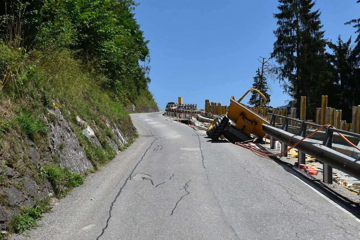 Ilanz GR – Strassenarbeiter von kippenden Motorkarren erfasst worden