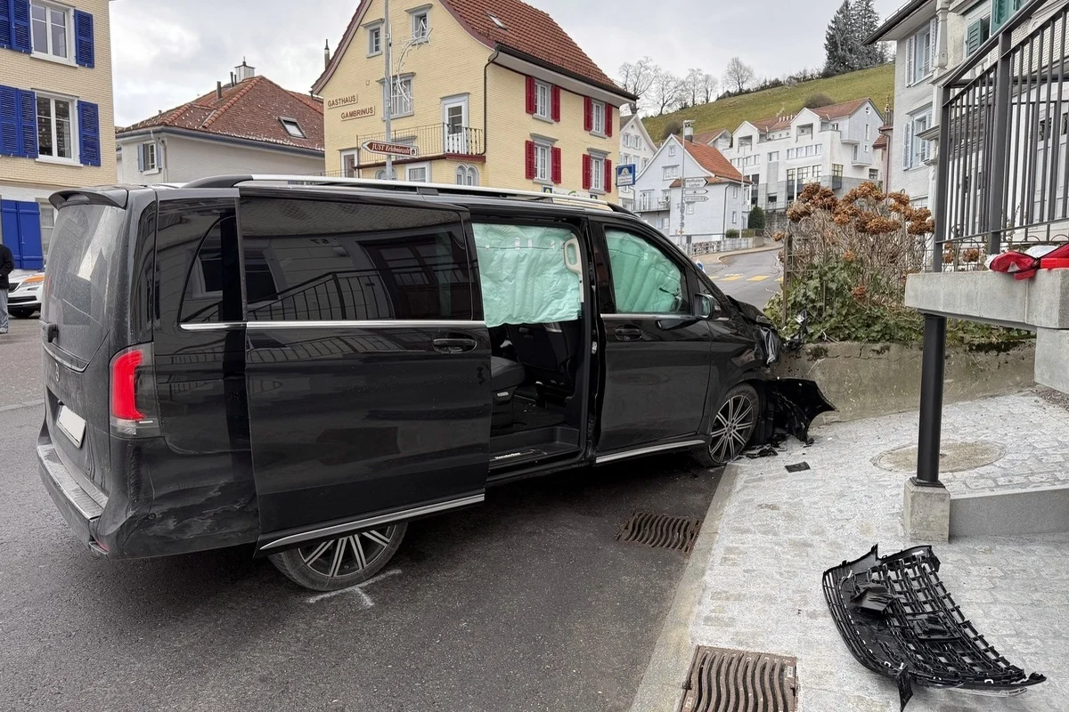 Walzenhausen AR – Mit Kleinbus verunfallt