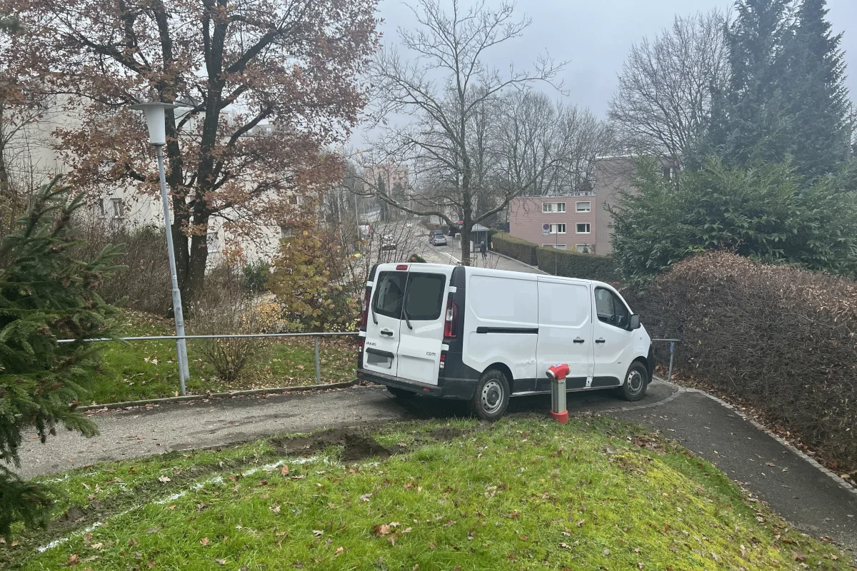 Stadt St. Gallen – 40-Jähriger fährt Lieferwagen an Hydranten fest