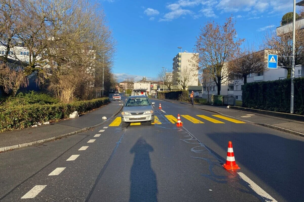 Kanton Zug – Auffahrunfall mit fünf beteiligten Fahrzeugen - Fussgängerin von Auto erfasst
