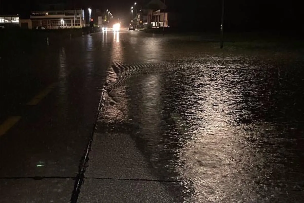 Unwetter in Freienbach SZ -  Sarenbach überflutet Hauptstrasse und verursacht dessen Sperrung