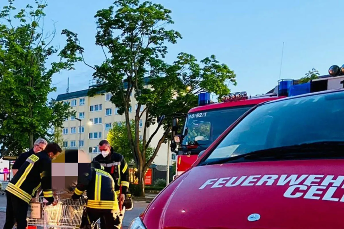 Celle - Jugendliche steckt in Einkaufswagen fest