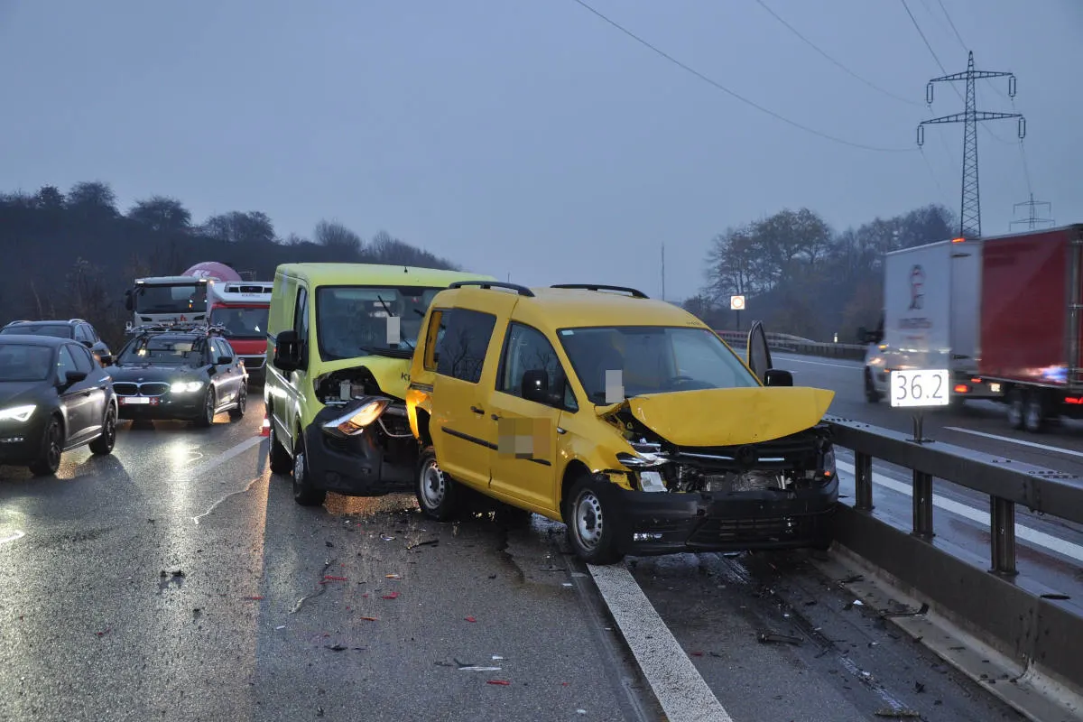 Massenunfall auf der A1 bei Wiedlisbach – Auffahrkollision mit vier beteiligten Fahrzeugen