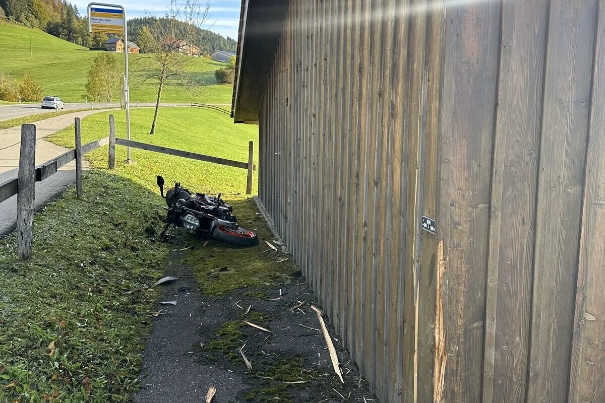 Teufen AR - Motorrad überschlägt sich bei Unfall