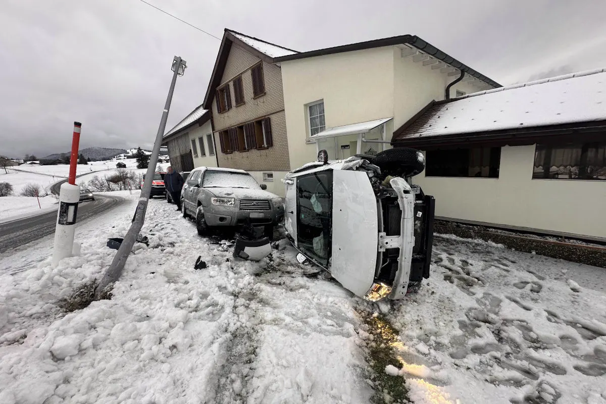 Kanton Schwyz – Zahlreiche Unfälle wegen schneebedeckten Strassen