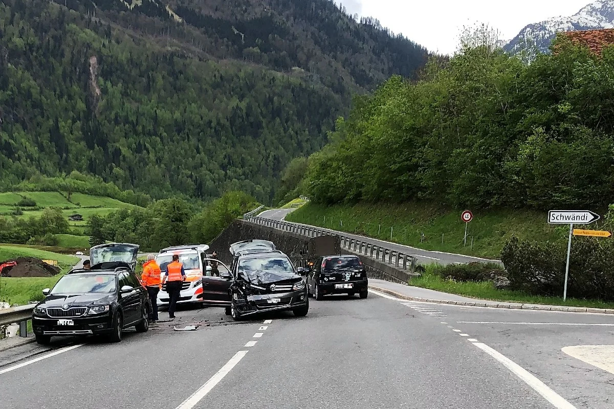 Mitlödi GL - Heftige Auffahrkollision ohne Verletzte