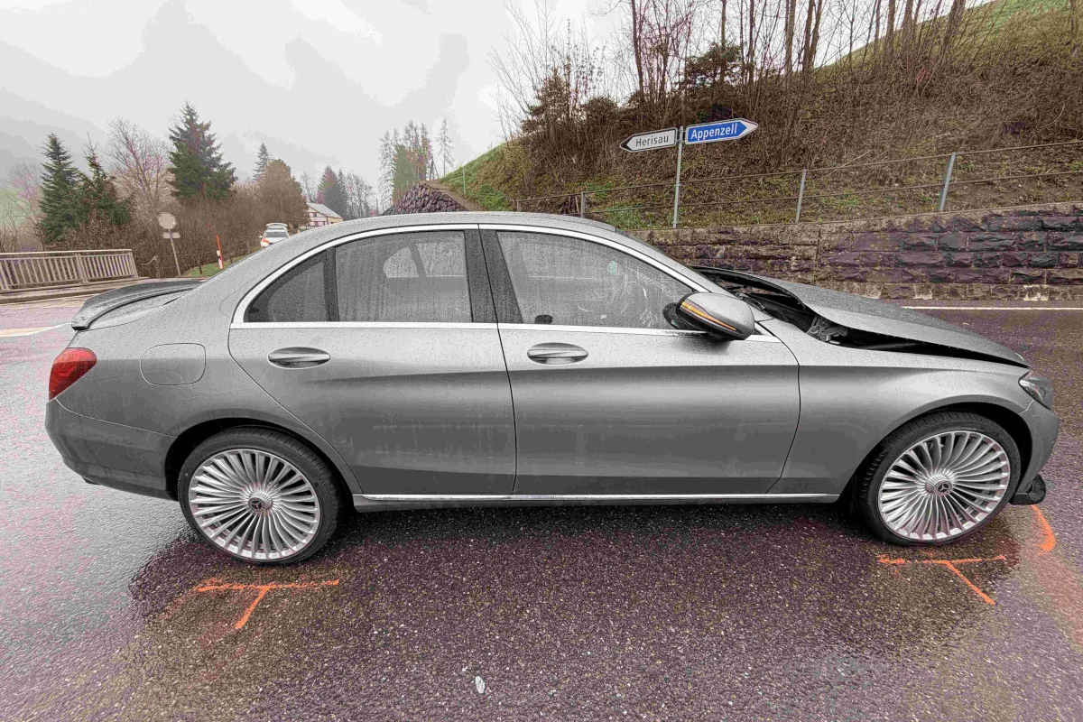 Urnäsch AR – Unfall beim Einbiegen nach Stopp 