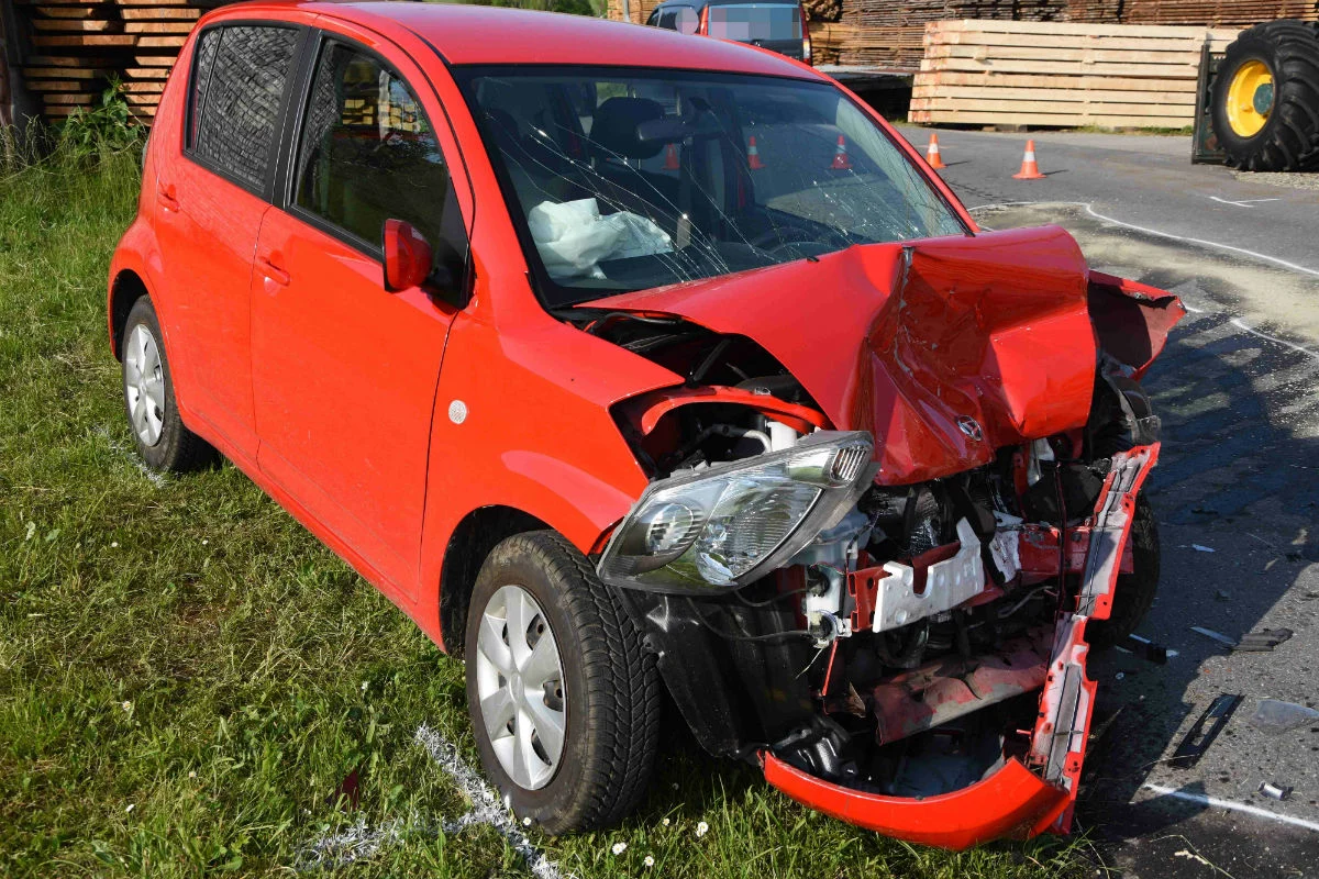 Bächli (Hemberg) SG - Frontalkollision zwischen Lieferwagen und Auto