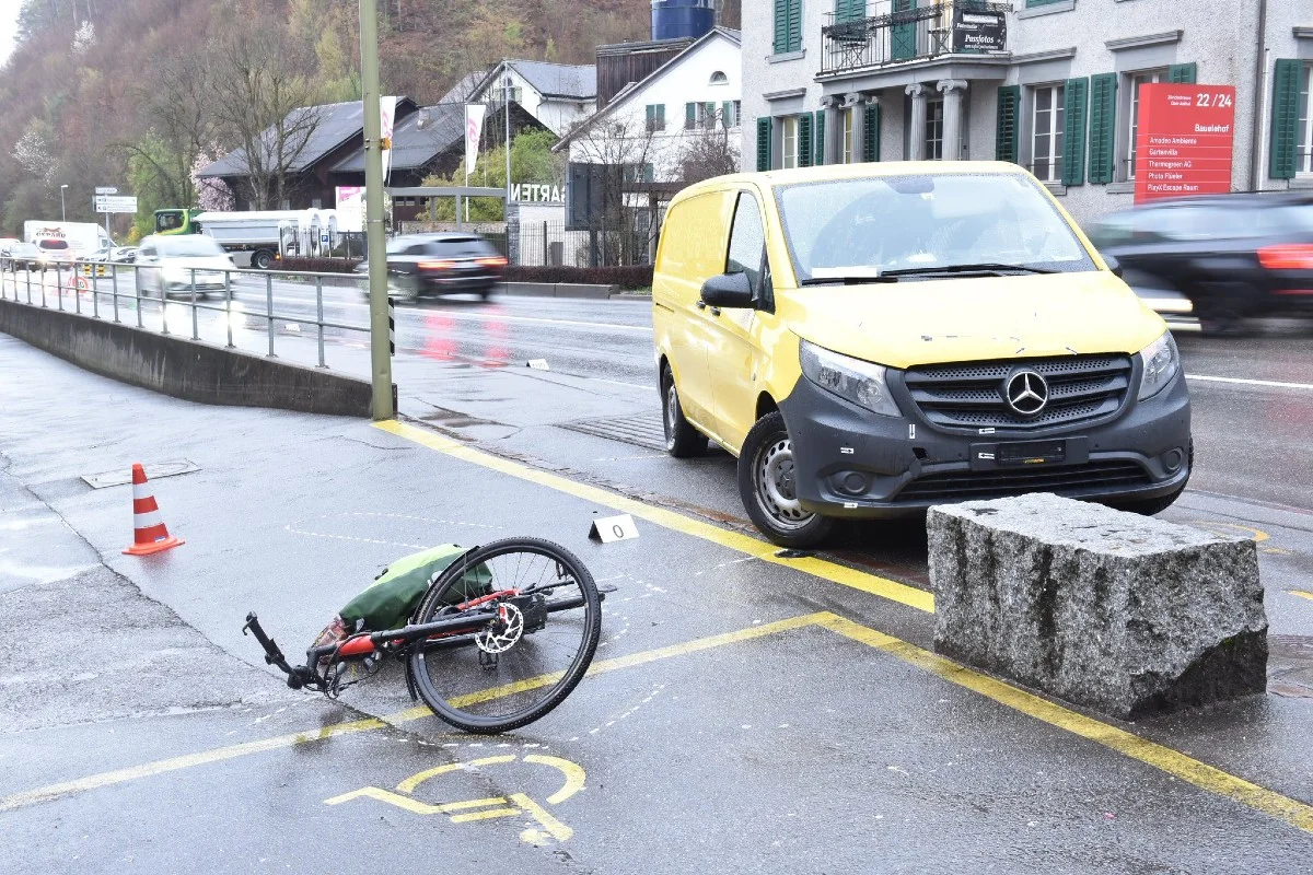 Aathal-Seegräben ZH - E-Bikefahrerin bei Verkehrsunfall schwer verletzt