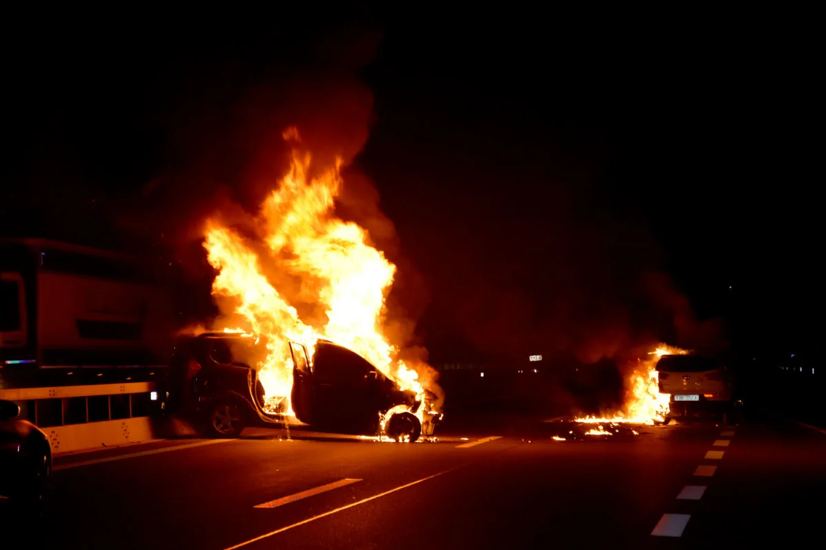 Buochs NW - Zwei Autos nach Crash in Brand geraten