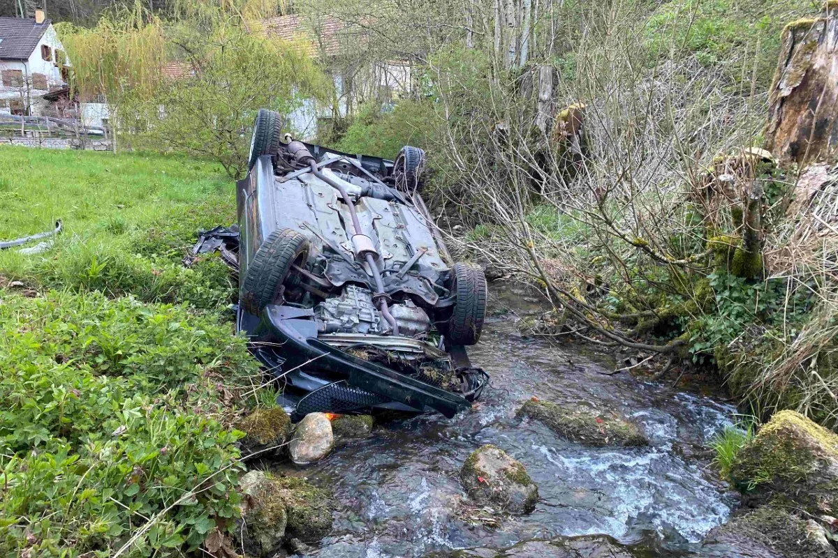 Nunningen SO - Auto gerät abseits der Strasse und überschlägt sich