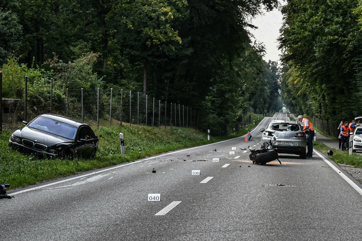 Bülach ZH - Schlimmer Unfall zwischen drei Fahrzeugen fordert Verletzten