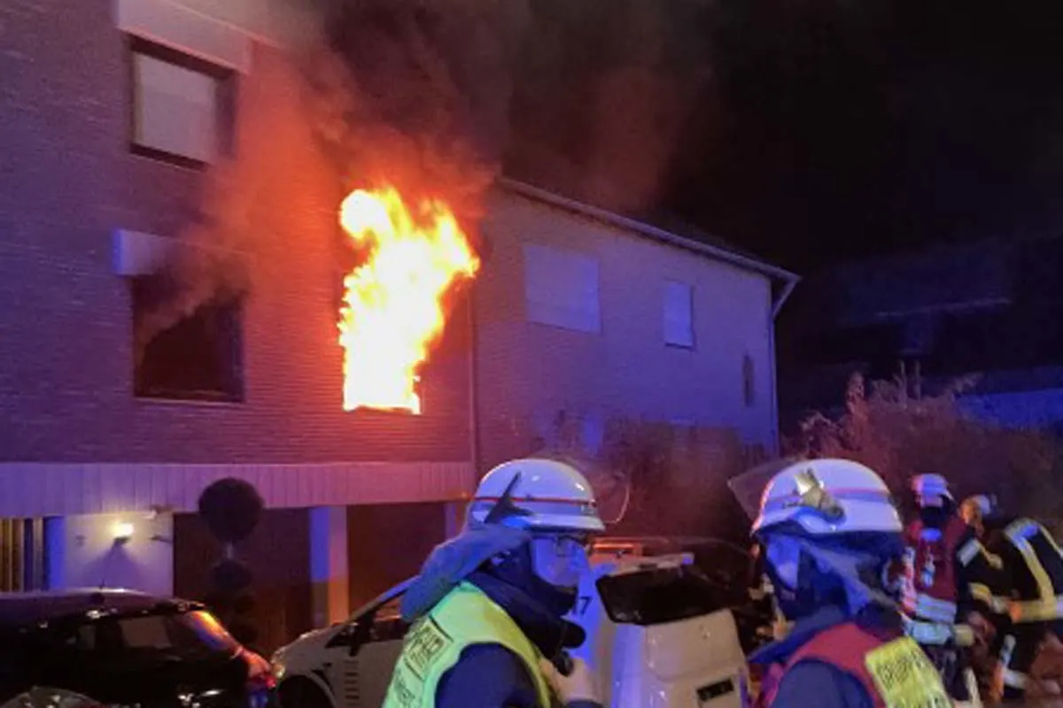 Wohnung im Vollbrand in Düren - Mehrere Personen durch die Feuerwehr gerettet