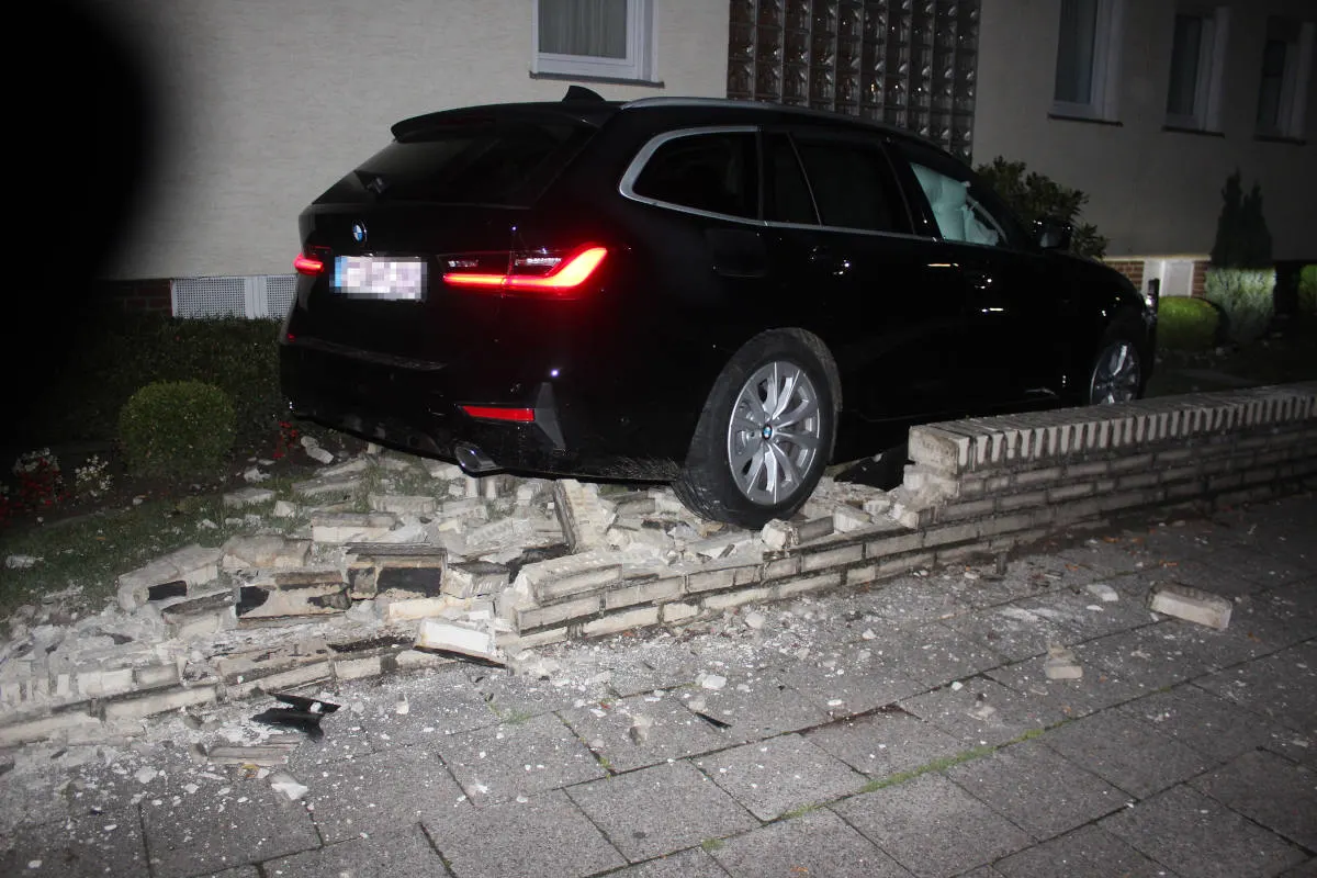 Unfallflucht in Lippstadt-Cappel – Mit BMW in Vorgarten gelandet
