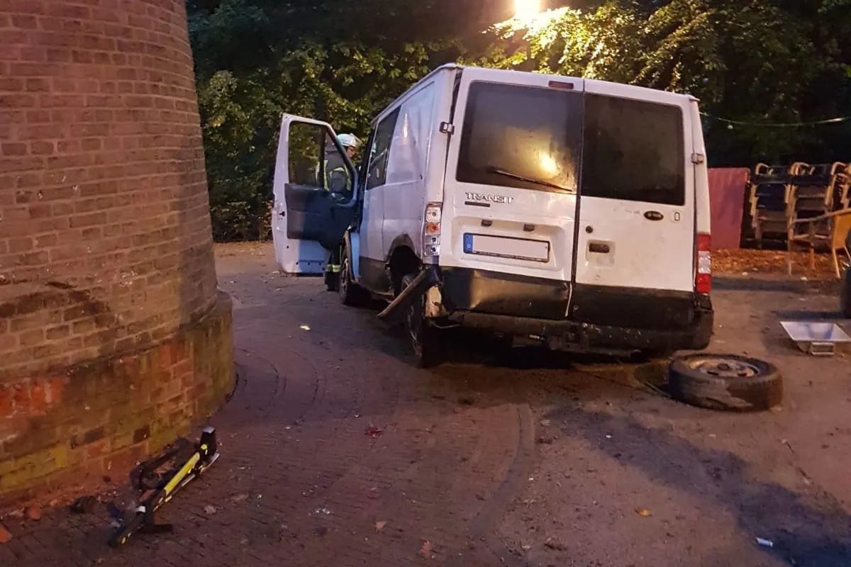 Unfall Kleve - Fahrzeug kollidiert mit Aussichtsturm