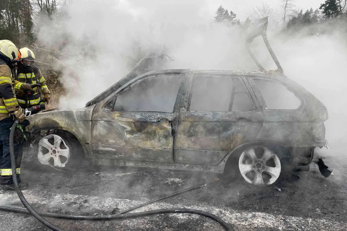 Luterbach SO - Auto brennt auf Pannenstreifen vollständig aus