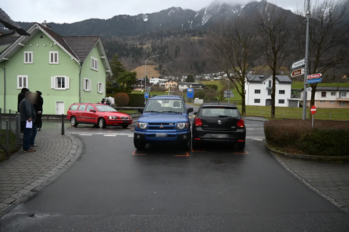 Triesen FL - Verkehrsunfall zwischen drei Autos 