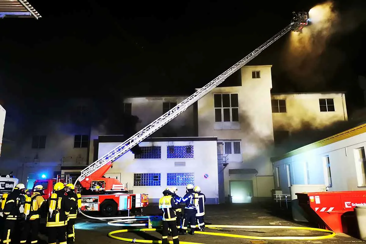 Bad Neuenahr-Ahrweiler - Feuerwehr bei Brand an Thermalbad im Großeinsatz - Gebäude stark einsturzgefährdet!