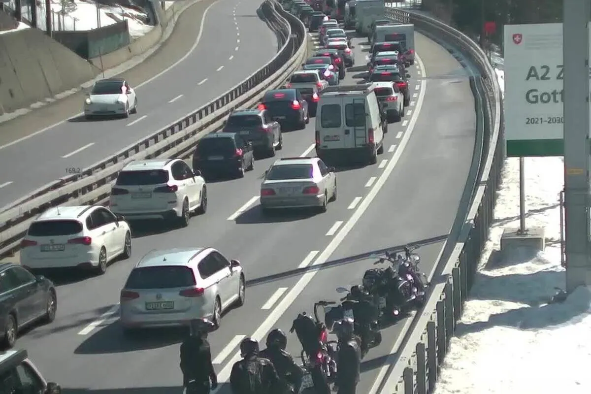 Stau vor dem Gotthard – lange Wartezeiten