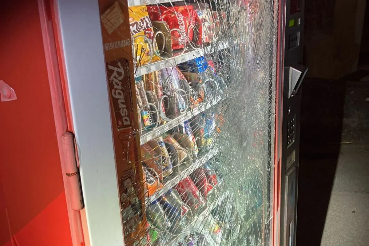 Filzbach GL - Jugendliche schlagen mit Eisenstange und Stein auf Automaten ein
