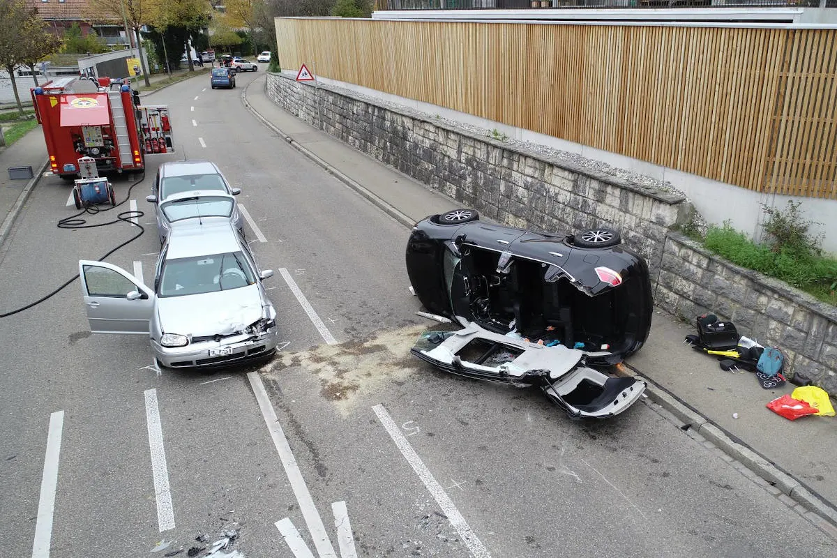 Therwil BL - Verkehrsunfall mit vier beteiligten Personenwagen
