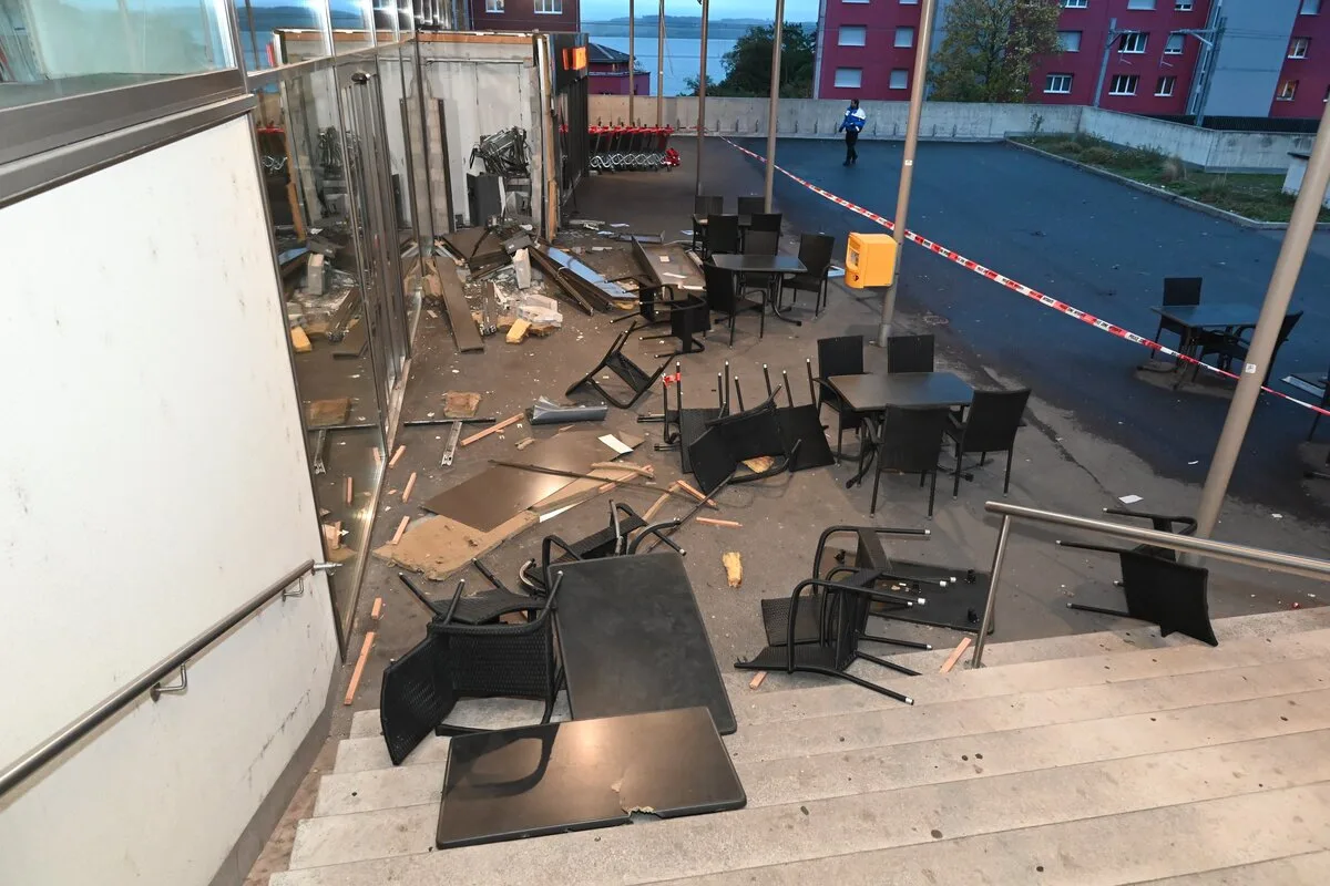 Neuenburg - Eine Person bei Sprengung eines Geldautomaten verletzt