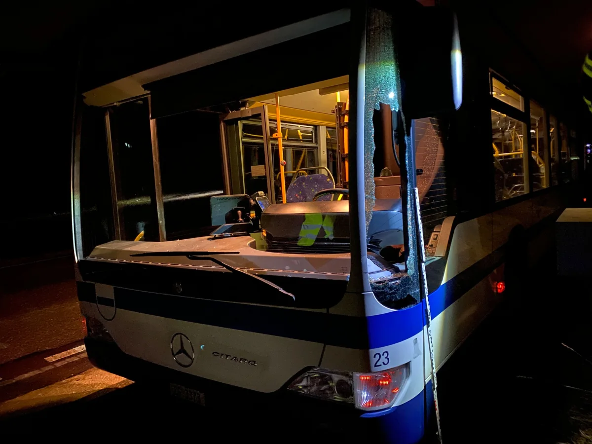 Neuheim ZG – Streifkollision zwischen Linienbus und Auto