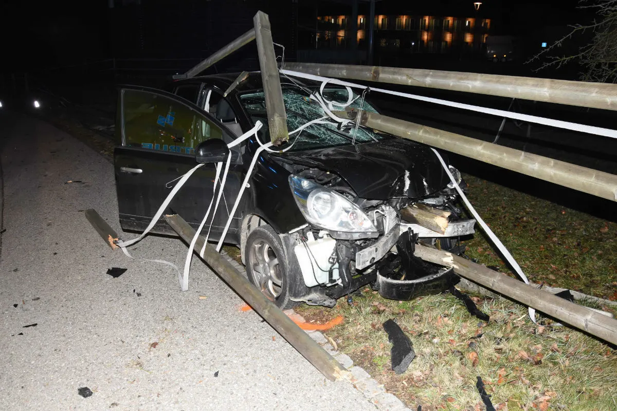 Niederuzwil SG - Junge Autofahrerin bei Selbstunfall schwer verletzt