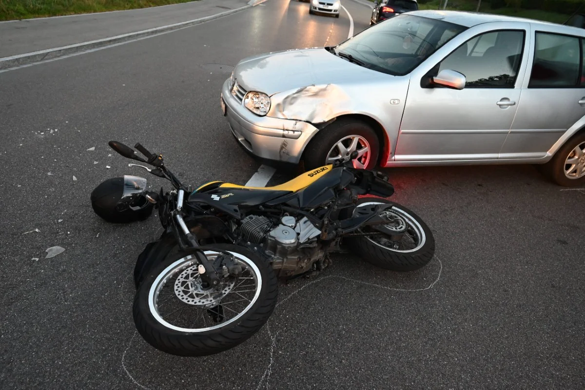 Henau SG - Zusammenprall zwischen Auto und Motorrad