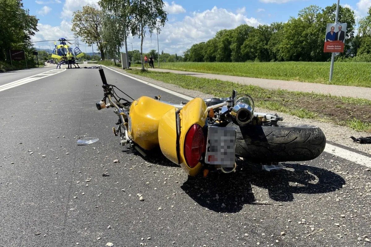 Helm löst sich während der Fahrt - Motorradfahrer verunfallt in Rheinfelden AG schwer!