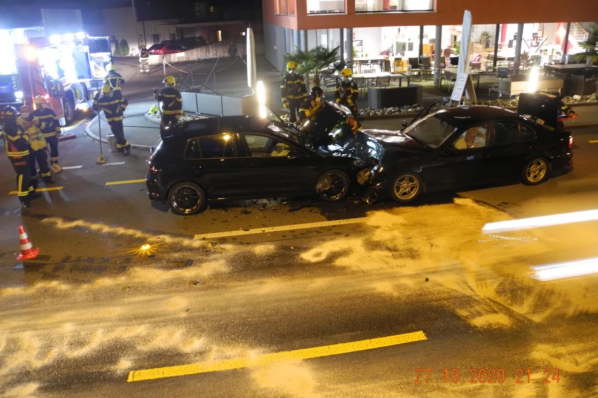 Frontalkollision in Ibach SZ -  Auto gerät auf die Gegenfahrbahn - eine Person verletzt