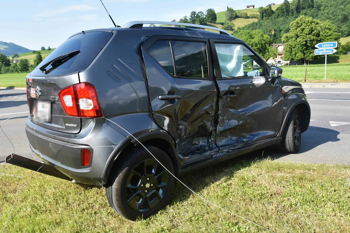 Oberdorf NW -  Kollision zweier Autos beim Abbiegen