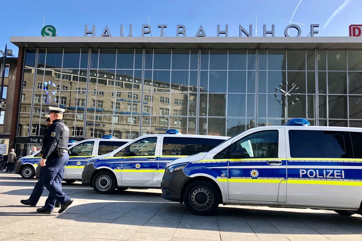 Kölner Hauptbahnhof - Mann schlägt 21-Jähriger gezielt auf die Nase